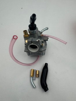 Detailansicht der Yamaha Vergasereinheit LBII-80 – Originalteil mit Anschlussstücken und Düseneinheit.