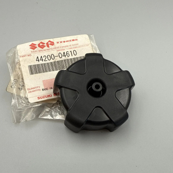 SUZUKI TANKDECKEL LT50 ALT50 CAP, FUEL TANK 44200-04610\00 XX36398