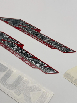 SUZUKI EMBLEM STREIFEN SATZ AY50Y EMBLEM-SATZ TEILG.ROT D01679