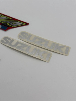 SUZUKI AUFKLEBERSATZ AY50W AY50 EMBLEM SET 68130-02E00-28V D01681