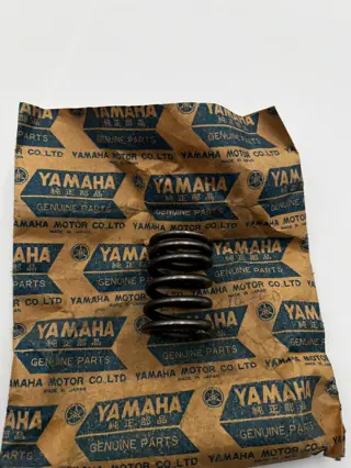 YAMAHA FEDER, VENTIL AUSSEN XS250 XS400 SPRING, VALVE OUTER 1L9-12114-00 ORIGINAL NEU