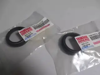 Yamaha Gabel Staubdichtung Satz WR125 X WR125 R fork dust seal Set NEU  erparts (7178) 22B-F3144-10