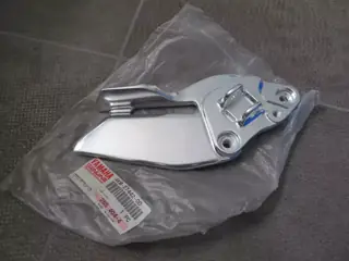 Yamaha Fußrastenhalter links XJ900 S Diversion Bracket Footrest LH 4KM-27442-00 Original Neu