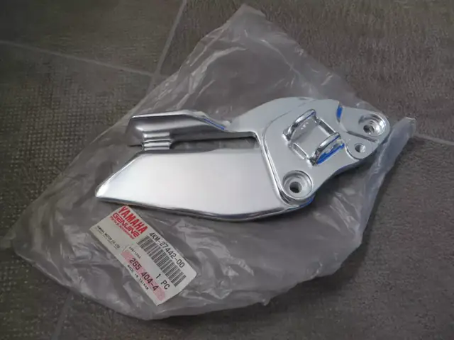 Yamaha Fußrastenhalter links XJ900 S Diversion Bracket Footrest LH 4KM-27442-00 Original Neu