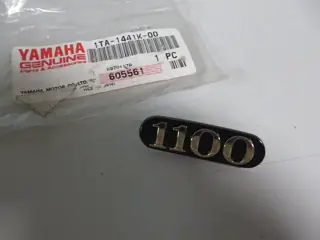 Yamaha Emblem Seitendeckel links XV1100 Virago 1TA-1441K-00 Original NEU