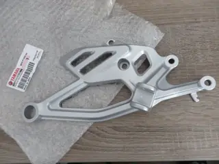 Yamaha Fußrastenhalter vorne rechts YZF-R125 footrest holder Original NEU