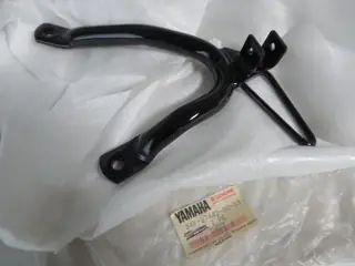Yamaha Fußrastenhalter hinten rechts DT80 LCII footrest bracket 34Y-27442-00-33 NEU