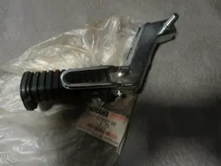Yamaha Fußraste hinten links XJ600 51J 3KM 3KN rear footrest LH  51J-27430-00 Original Neu