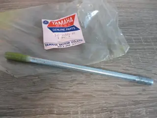 Yamaha hinterer Zylinder Stehbolzen TX750 rear stud bolt Original