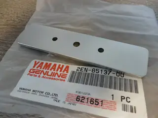 Yamaha Halterung für Reflektor Rückstrahler VMX1200 VMax base rear reflector 2EN-85137-00 Original NEU