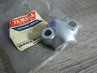 Yamaha Klemme Vorderachse RD250 RD350 DS7 R5 TZ250 TZ350 TR3 TD3 holder axle original