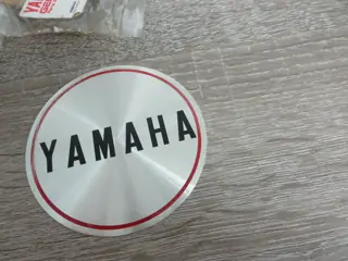 Yamaha Emblem Ölpumpendeckel Zündungsdeckel AS3 RD125 307-15425-00 Original NOS – Foto 1