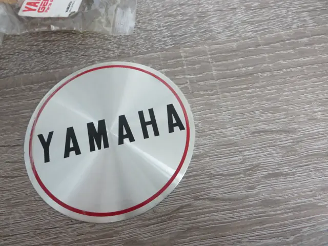 Yamaha Emblem Ölpumpendeckel Zündungsdeckel AS3 RD125 307-15425-00 Original NOS