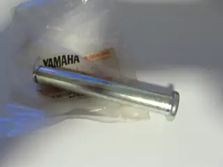 Yamaha Hauptständer Bolzen RD80 LCII RD125 LC main stand shaft 10W-27112-00 Original NEU
