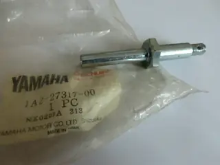 Yamaha Seitenständer Schraube RD250 RD400 bolt side stand 1A2-27317-00 Original NEU