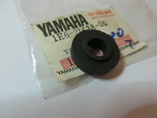Yamaha Dämpfungsgummi Rücklichtträger und Heck Fender XT500 damper rear fender 1E6-21638-00 ORIGINAL