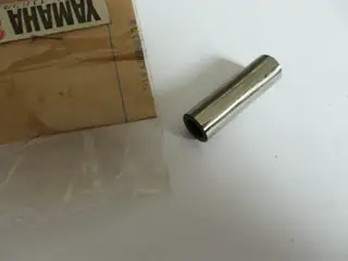 Yamaha Kolbenbolzen DT80 LCII RD80 LCII YZ80 piston pin 4V1-11633-00 Original NEU
