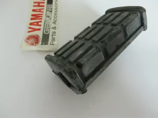 Yamaha Fußrastengummi hinten links XV500 Virago XV1000 SE XV750 SE 3H5-27433-00 Original