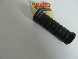 Yamaha Fußrastengummi hinten YDS3 YDS5 YR1 YR2 YR3 footrest cover 156-27433-00 Original