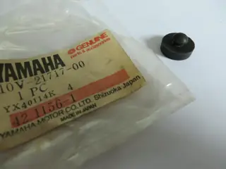 Yamaha Befestigungsgummi Seitendeckel DT80 LCI DT125 LC RD500 damper side cover 10V-21717-00 Original