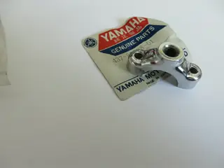 Yamaha obere Schelle Blinkerhalter TY50M DT125E DT1 DT175 DT250 DT360 DT400 437-83328-01 Original NEU