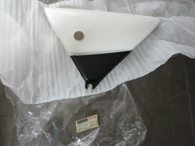 Yamaha Seitendeckel links DT50 MX DT80 MX left side cover weiß 5J0-21711-00-98 Original NEU
