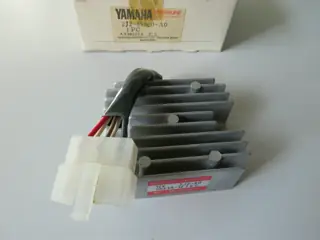 Yamaha Regler Spannungsregler SR500 RD250 LC RD350 LC Gleichrichter regulator Original