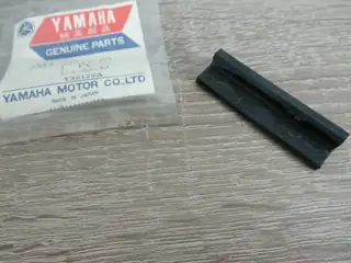 Yamaha Haltegummi Seitendeckel DT50M damper side cover 2M4-21717-00 Original