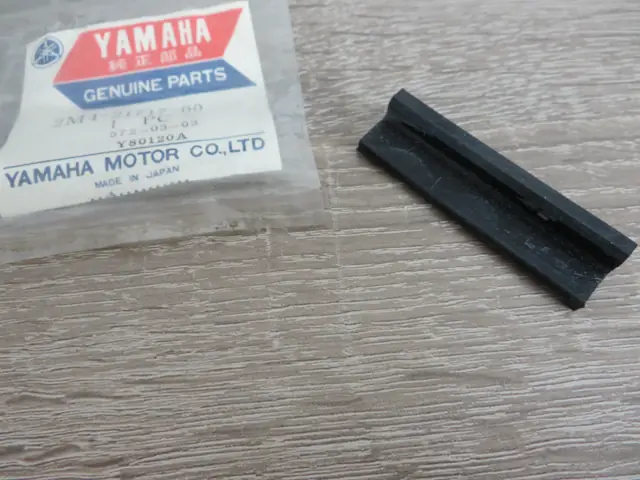 Yamaha Haltegummi Seitendeckel DT50M damper side cover  2M4-21717-00 Original