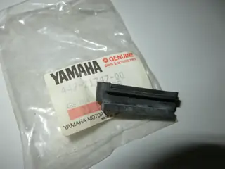 Yamaha Haltegummi Seitendeckel XS650 TX650 damper side cover 447-21747-00 Original