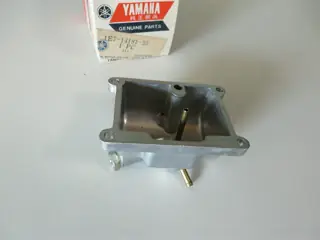 Yamaha Schwimmerkammer RD125 DX RD200 DX float chamber 1E7-14181-35 Original