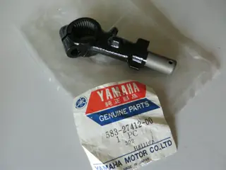 Yamaha Fußrastenhalter links XT500 TT500 left bracket footrest 2Y0-27412-00-33 Original NEU