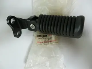 Yamaha Fussraste vorne links XS250 XS400 left footrest Original NOS