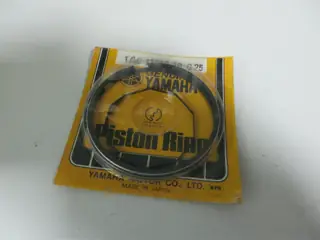 Yamaha Kolbenringe RD250 Übermaß 0,25mm Piston Rings 1A0-11610-10 Original Neu