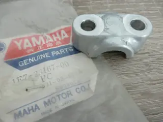 Yamaha Klemme Vorderachse RD125 RD200 XS250 XS360 XS400 SE 1E7-23167-00 Original NOS