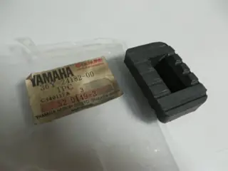 Yamaha Tankbefestigung Gummi FJ1200 FJ1100 TDR125 tank damper locating 36Y-24182-00 Original