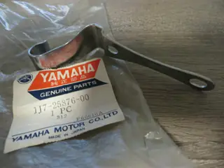 Yamaha Bremsschlauch Halter links XS750 holder brake hose left 1J7-25876-00 NEU