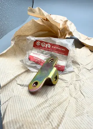 Suzuki Halter Für VERKLEIDUNGSUNTERTEIL-STREBE für GSXR750X H, GSXR750 M – 94490-06B00-000 – Foto 2