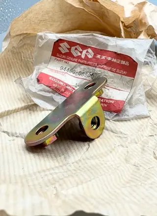 Suzuki Halter Für VERKLEIDUNGSUNTERTEIL-STREBE für GSXR750X H, GSXR750 M – 94490-06B00-000 – Foto 3