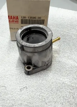 Yamaha Vergaser-Verbindungsstück / Joint Carburetor 2 für XS400, XS400R – 12R-13596-00 – Foto 2