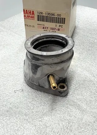 Yamaha Vergaser-Verbindungsstück / Joint Carburetor 2 für XS400, XS400R – 12R-13596-00 – Foto 3