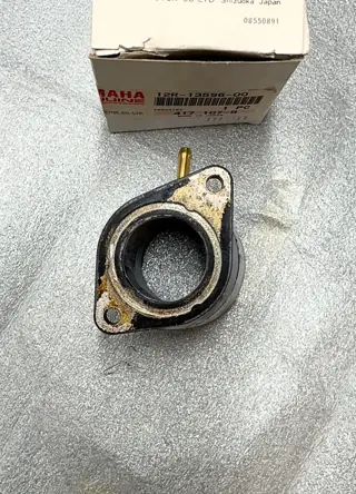 Yamaha Vergaser-Verbindungsstück / Joint Carburetor 2 für XS400, XS400R – 12R-13596-00 – Foto 5