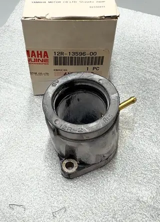 Yamaha Vergaser-Verbindungsstück / Joint Carburetor 2 für XS400, XS400R – 12R-13596-00