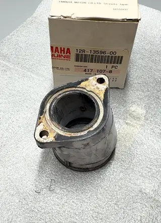 Yamaha Vergaser-Verbindungsstück / Joint Carburetor 2 für XS400, XS400R – 12R-13596-00 – Foto 4