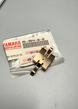 Yamaha Stutze bremsbelagplatte / Pad Spring Caliper für DRAGSTAR 1100 CLASSIC, FZ600 – 29L-25919-00 – Foto 2
