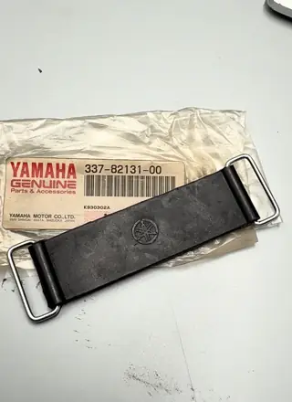 Yamaha Batteriehalteband / Band Battery für FJ1200, FJ1200 CA, FJ1200A, FZR750R – 337-82131-00
