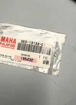 Yamaha Klemme / Clip (pump Adjusting Pulley) für DT125, DT125-MX, DT125E, DT125F, SDR – 363-13133-01