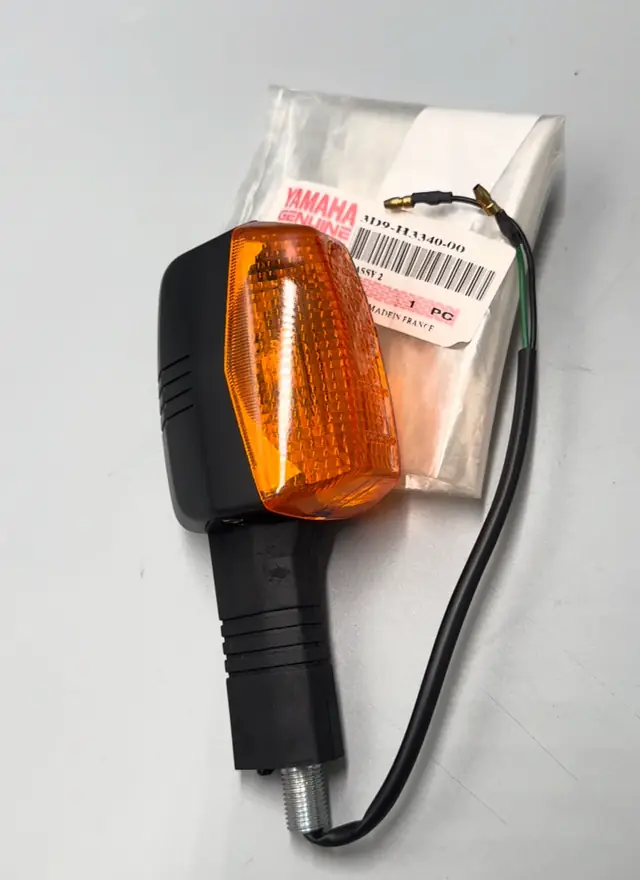 Yamaha Hinterer Blinker komplett. 2 für YBR125 – 3D9-H3340-00