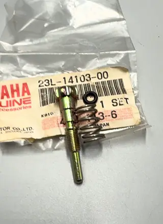 Yamaha GASSCHIEBER-EINSTELLSCHRAUBENSATZ / Throttle Screw Set für AG100F, DT80LC – 23L-14103-00 – Foto 2