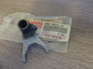 Yamaha Schaltgabel links DT80 LC LCII RD80 LCI LCII YZ80 left shift fork 4V0-18511-00 NEU
